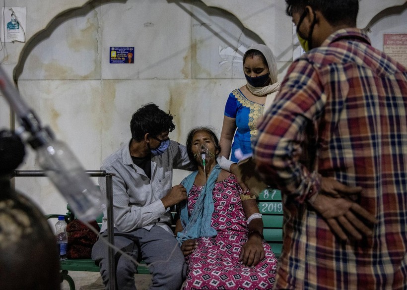 Ấn Độ tiếp tục ghi nhận số ca nhiễm trong ngày cao kỷ lục, trong bối cảnh nguồn oxy khan hiếm (Ảnh: Time)