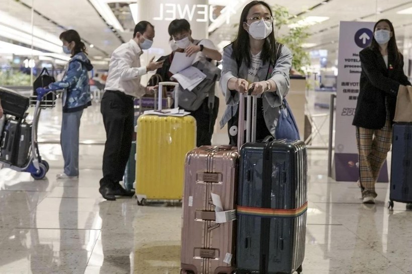 Hành khách tại sân bay Changi của Singapore (Ảnh: EPA)