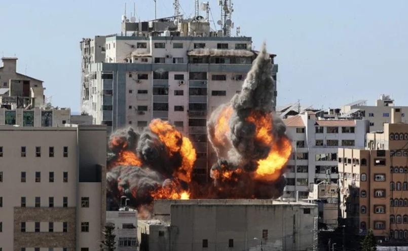 Israel không kích tòa nhà có văn phòng của các hãng truyền thông quốc tế (Ảnh: NDTV)