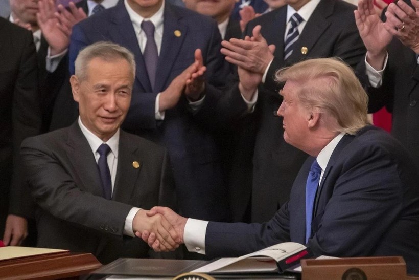Phó Thủ tướng Trung Quốc Lưu Hạc và Tổng thống Mỹ Donald Trump ký thỏa thuận thương mại giai đoạn một vài tháng 1/2020 (Ảnh: EPA)