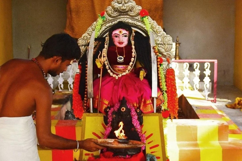 Một đạo sĩ Hindu đang thực hiện nghi lễ cầu nguyện trước tượng thần có tên "Corona Devi" ở Coimbatore, Tamil Nadu (Ảnh: AFP)
