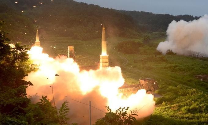 Tên lửa đạn đạo Hyunmoo 2 của Hàn Quốc phóng thử năm 2017. Ảnh: AP.