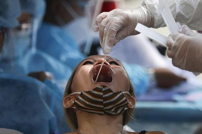 Nhân viên y tế lấy mẫu xét nghiệm tại Quezon, Philippines (Ảnh: AP)