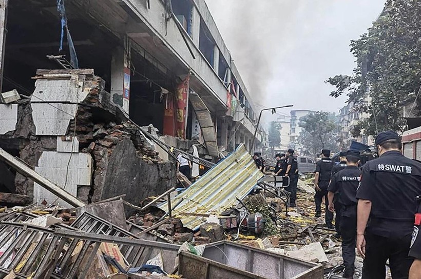 Cảnh sát kiểm tra hiện trường vụ nổ do rò rỉ khí ga (Ảnh: SCMP)