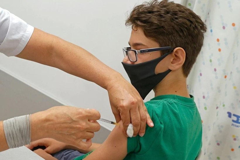 Một thiếu niên được tiêm vaccine của Pfizer/BioNTech tại Tel Aviv, Israel (Ảnh: AFP)