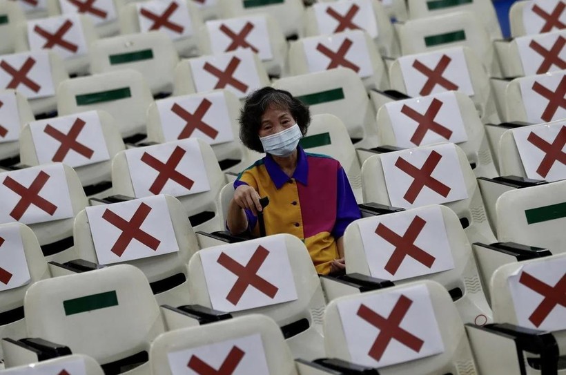 Một người dân ở Đài Loan ngồi chờ 15 phút sau khi được tiêm vaccine COVID-19 (Ảnh: EPA)