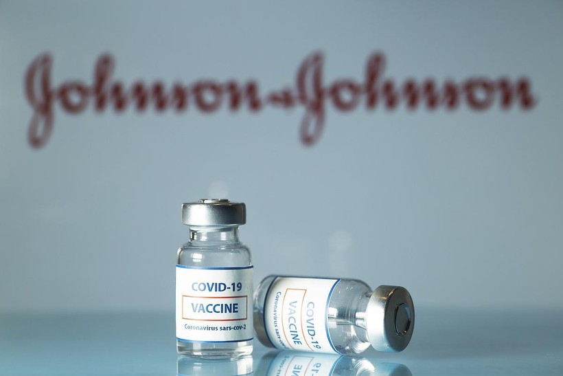 Vaccine COVID-19 của Johnson & Johnson từng bị tạm ngừng sử dụng do quan ngại về chứng huyết khối sau tiêm (Ảnh: Getty)