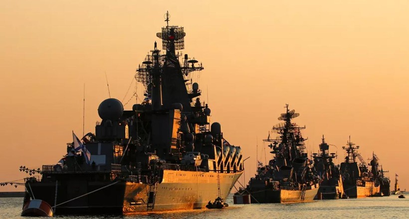 Các chiến hạm Nga trong một cuộc diễu binh hải quân tại Sevastopol năm 2019 (Ảnh: Sputnik)