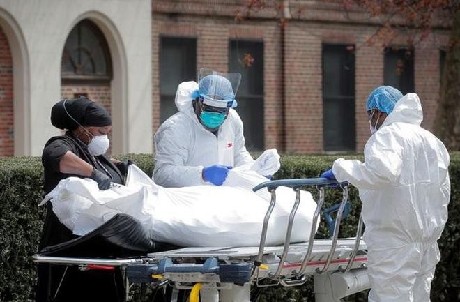 Nhân viên y tế Mỹ di chuyển thi thể của một bệnh nhân (Ảnh: Reuters)