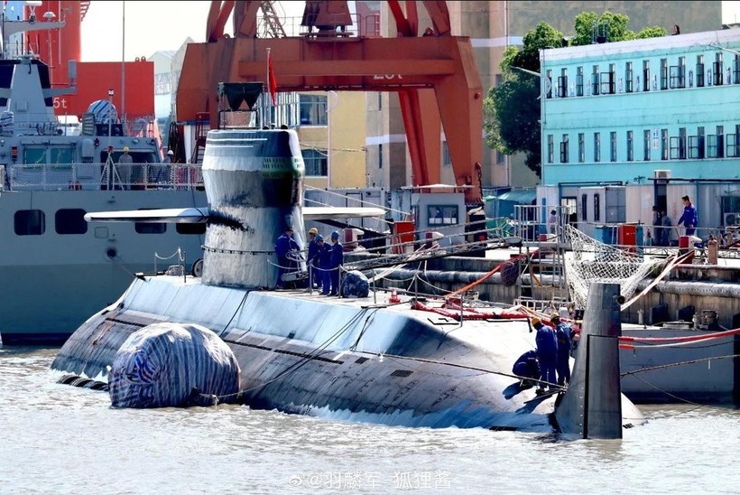 Rất nhiều câu hỏi được đặt ra sau khi hình ảnh biến thể của tàu ngầm Type 039 của Trung Quốc xuất hiện trên mạng xã hội (Ảnh: SCMP)