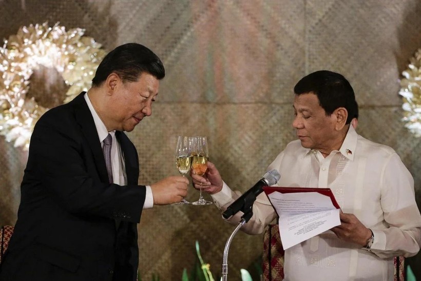 Chủ tịch Trung Quốc Tập Cận Bình và Tổng thống Philippines Rodrigo Duterte trong cuộc gặp tại Manila năm 2018 (Ảnh: AP)