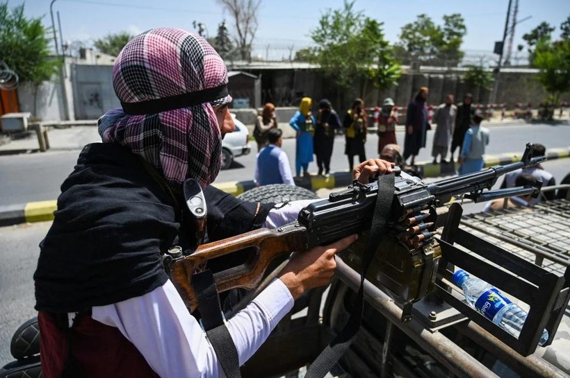 Chiến binh Taliban ngồi sau súng máy đi tuần tra thủ đô Kabul, Afghanistan hôm đầu tuần này (Ảnh: AFP)