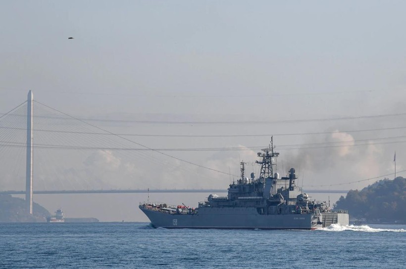 Chiến hạm Nga BSF Tsezar Kunikov 158 băng qua eo Bosphorus ngoài khơi Thổ Nhĩ Kỳ (Ảnh: AFP)