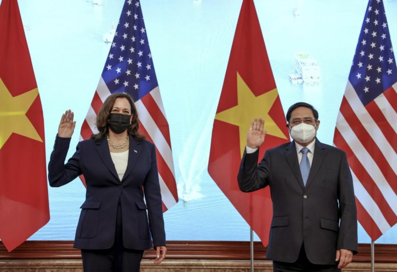 Thủ tướng Phạm Minh Chính tiếp đón Phó Tổng thống Mỹ Kamala Harris hôm 25/8 (Ảnh: AP)