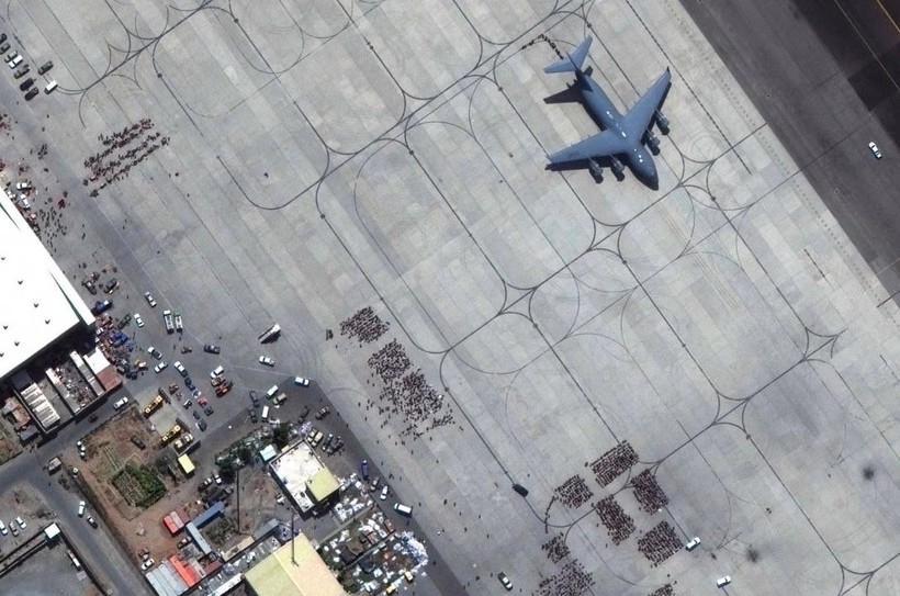 Ảnh chụp vệ tinh cho thấy nhiều người chờ đợi được sơ tán ở sân bay quốc tế Hamid Karzai, gần đó là một chiếc máy bay C-17 (Ảnh: Maxar)