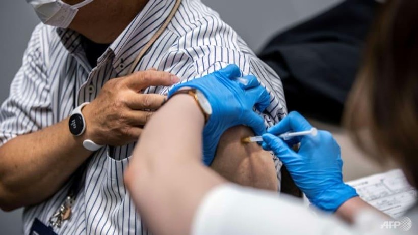 Nhật Bản đã phải ngừng sử dụng một số lô vaccine sau khi phát hiện chất lạ bên trong (Ảnh: AFP)