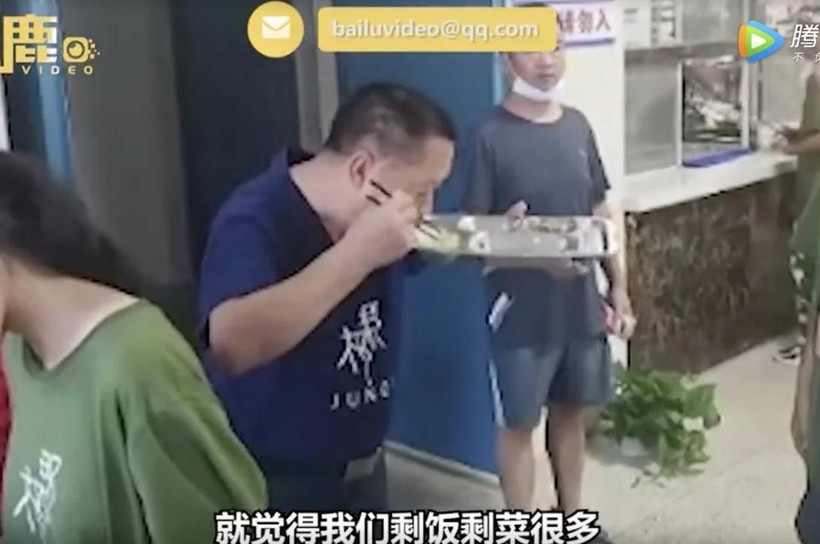 Ông Wang ăn lại đồ thừa của học sinh (Ảnh: Baidu)