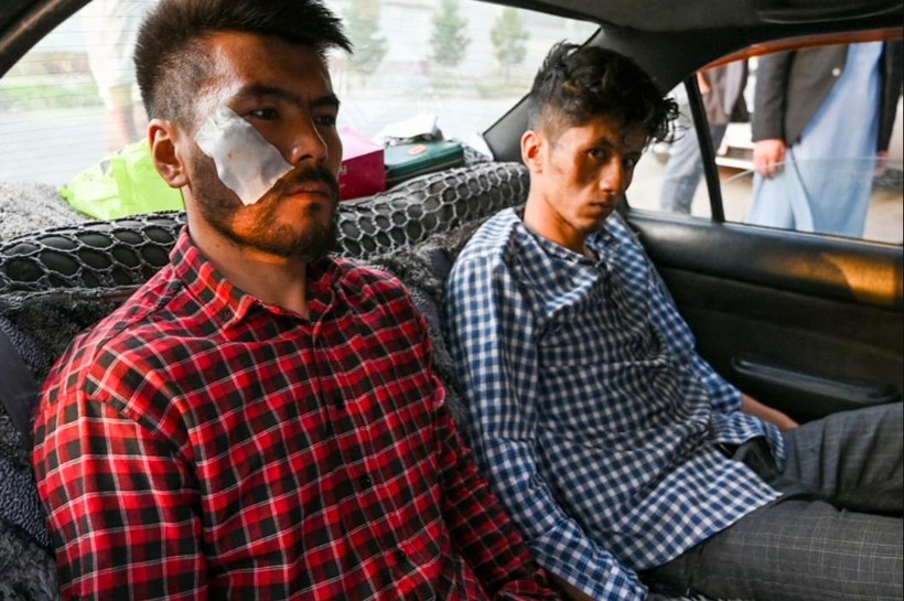 2 phóng viên Nematullah Naqdi và Taqi Daryabi đến văn phòng sau khi được Taliban trả tự do (Ảnh: AFP)