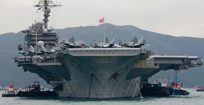 Tàu USS Kitty Hawk tại Hong Kong, Trung Quốc năm 2008 (Ảnh: Reuters)