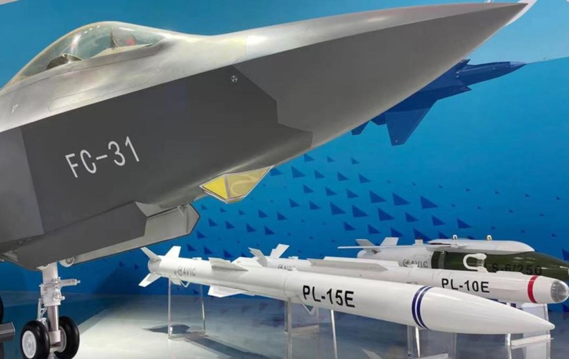 Mô hình máy bay FC-31 và tên lửa PL-15E tại triển lãm hàng không ở Chu Hải (Ảnh: Global Times)