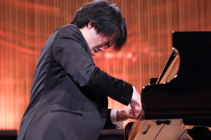 Nghệ sĩ Piano người Canada Bruce Xiaoyu Li, học trò của Đặng Thái Sơn (Ảnh: EPA)