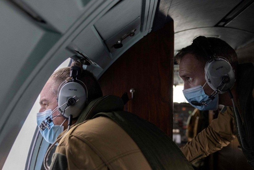 Các binh sĩ Pháp quan sát mặt biển qua cửa sổ máy bay để phát hiện những hành vi vi phạm lệnh cấm vận Triều Tiên (Ảnh: AFP)