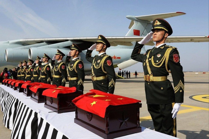 Binh sĩ Trung Quốc tiếp nhận di hài những chiến sĩ chết trận trong Chiến tranh Triều Tiên ở sân bay Incheon, Hàn Quốc (Ảnh: EPA)