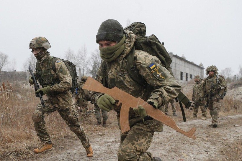 Lính dự bị Ukraine trong một cuộc tập trận ở Kiev ngày 18/12 (Ảnh: EPA)