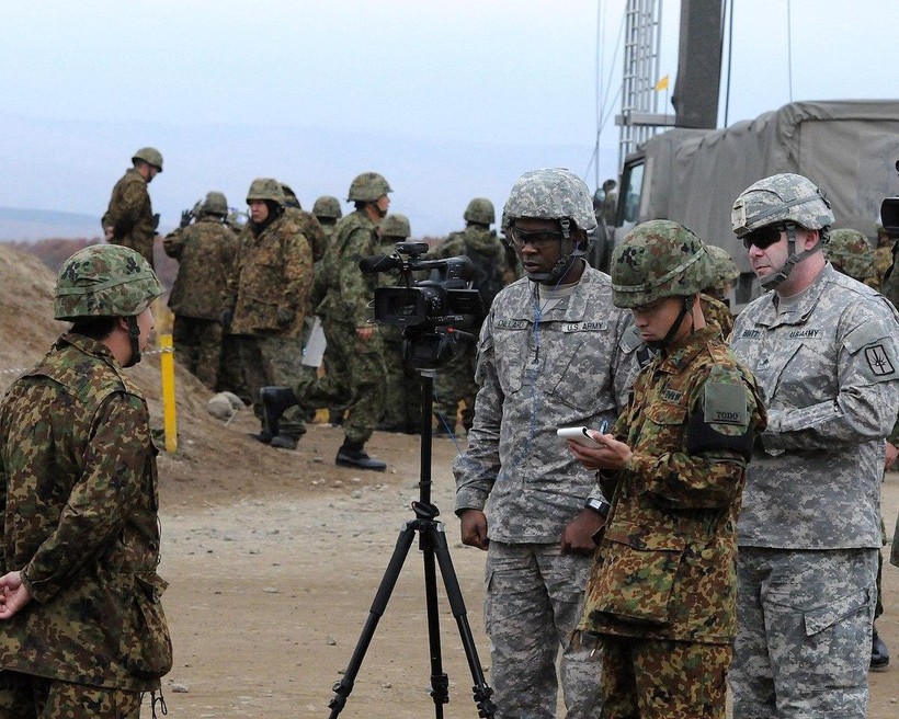 Quân đội Mỹ và Nhật Bản trong một cuộc tập trận năm 2014 (Ảnh: US Army)