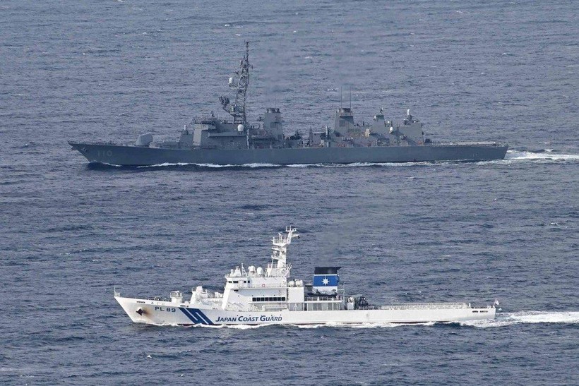 Tàu cảnh sát biển tập trận cùng tàu của Lực lượng Phòng vệ Nhật Bản ngày 22/12/2021 (Ảnh: SCMP)