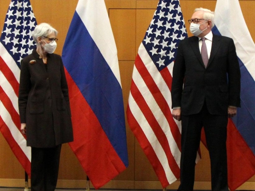 Thứ trướng Ngoại giao Mỹ Wendy Sherman và người đồng cấp Nga Sergey Ryabkov tại Geneva, Thụy Sĩ (Ảnh: Guardian)