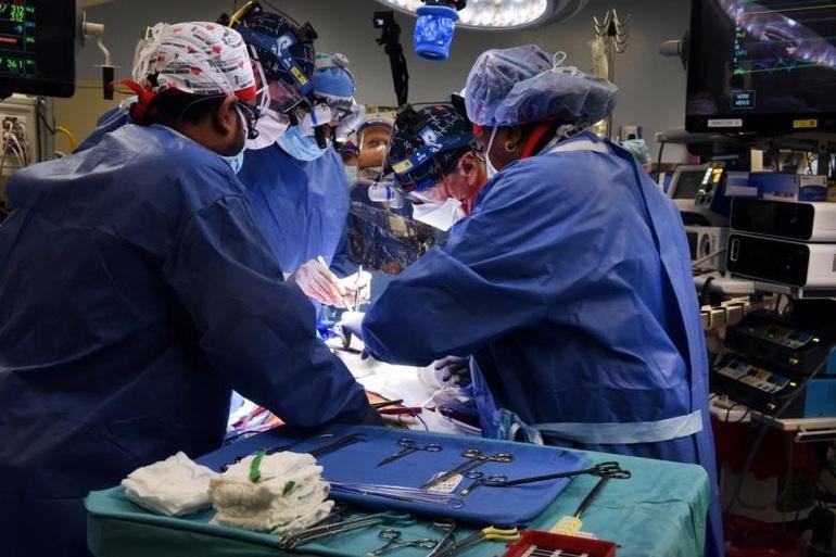 Các bác sĩ thực hiện ca ghép tim lợn cho bệnh nhân David Bennett tại Maryland hôm 7/1 (Ảnh: Reuters).