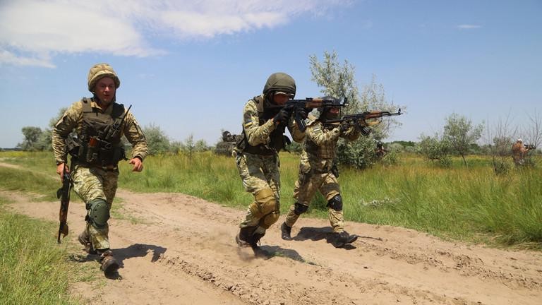 Binh sĩ Ukraine trong một cuộc tập trận ở khu vực Kherson, ngày 2/7/2021 (Ảnh: AFP)