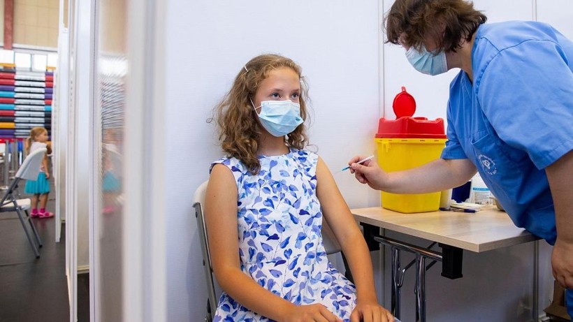 Nhiều quốc gia đang đẩy mạnh chương trình tiêm vaccine COVID-19 cho trẻ 5 - 11 tuổi (Ảnh: Reuters)