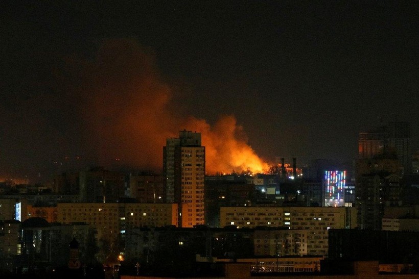 Đạn pháo đội xuống khu vực gần Kiev trong lúc quân đội Nga tiến đánh thành phố thủ đô Ukraine (Ảnh: Reuters)