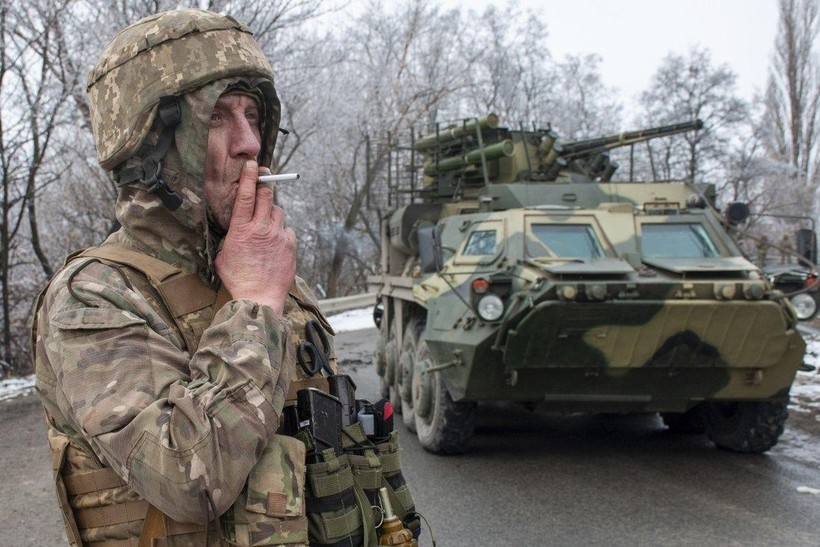 Một binh sĩ Ukraine tại vị trí chiến đấu bên ngoài thành phố Kharkiv (Ảnh: AP)