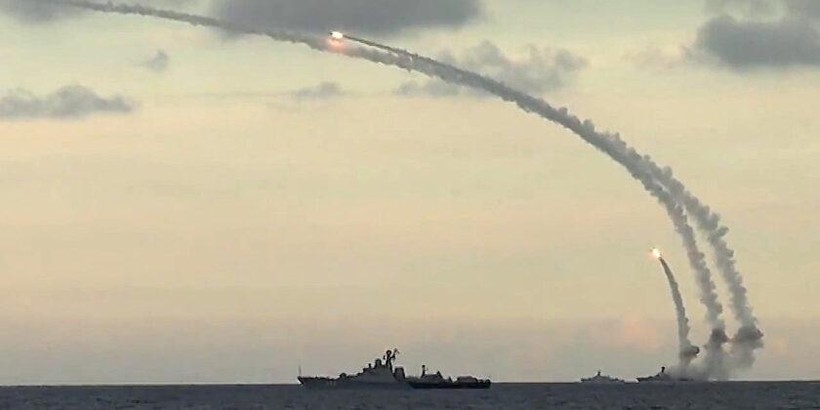 Hải quân Nga phóng tên lửa Kalibr (Ảnh: Military Watch)