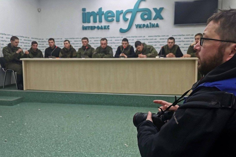 Các binh sĩ Nga bị Ukraine bắt làm tù binh trong một cuộc họp báo (Ảnh: AFP)