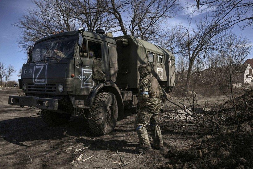 Binh sĩ Ukraine lái một xe quân sự thu giữ của Nga tại Kharkiv (Ảnh: AFP)