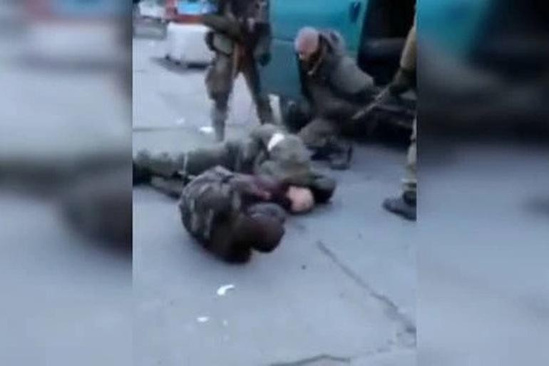 Hình ảnh trích từ video được cho là ghi cảnh các tù binh Nga bị quân nhân Ukraine đánh đập (Ảnh: RT).