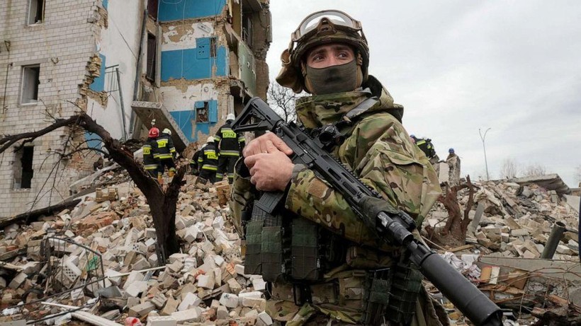 Một binh sĩ Ukraine tại Borodyanka, Ukraine ngày 6/4 (Ảnh: AP)