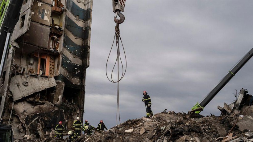 Lính cứu hỏa làm việc trên đống đổ nát ở Borodyanka, Ukraine (Ảnh: AP)