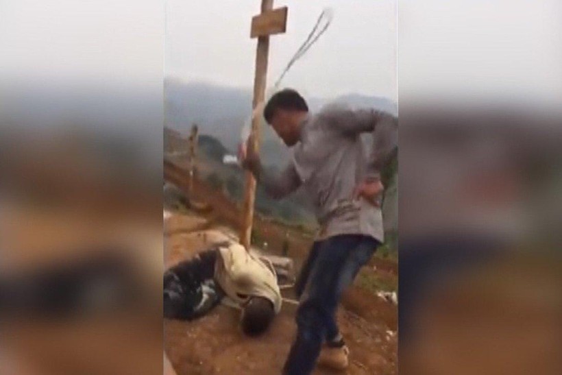Đoạn video ghi lại cảnh ông chủ người Trung Quốc đánh đập công nhân Rwanda được đăng trên mạng xã hội (Ảnh: Reddit)