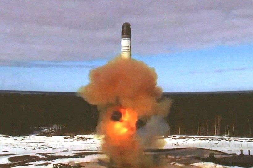 Tên lửa Sarmat được phóng tại sân bay vũ trụ Plesetsk (Ảnh: Reuters)