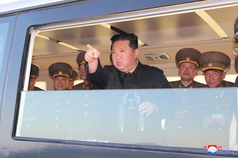 Nhà lãnh đạo Triều Tiên Kim Jong-un thị sát vụ phóng vũ khí hôm 17/4 (Ảnh: KCNA).