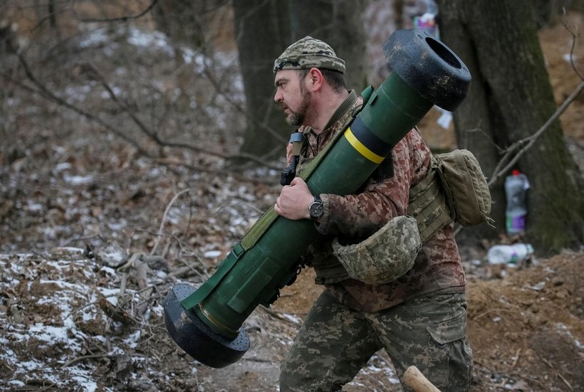 Binh lính Ukraine vác một tên lửa Javelin ở phía bắc khu vực Kiev ngày 13/3/2022. Ảnh: Reuters
