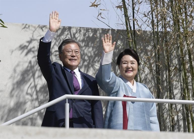 Cựu Tổng thống Hàn Quốc Moon Jae-in và vợ (Ảnh: Korea Times).
