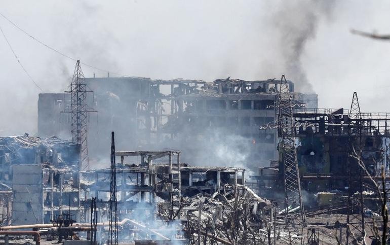 Nhà máy luyện kim Azovstal tan hoang vì chiến sự Nga - Ukraine (Ảnh: Reuters).