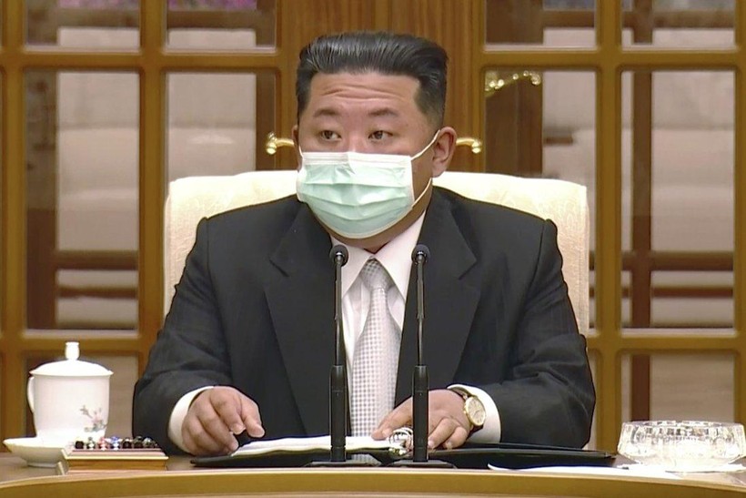 Lãnh đạo Triều Tiên Kim Jong-un đeo khẩu trang trong một cuộc họp về ứng phó COVID-19 ngày 12/5 (Ảnh: AP)