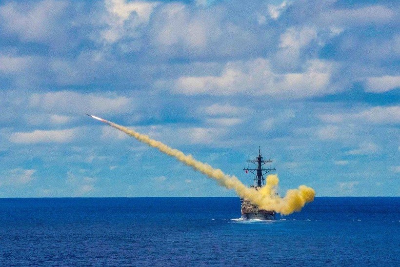 Tàu USS Curtis Wilbur của Mỹ phóng tên lửa Harpoon vào tháng 5/2019 (Ảnh: Reuters)